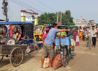 राजमार्ग विस्तारपछि साँघुरियो लालबन्दीको तरकारी बजार, दुर्घटनाको जोखिम उच्च बजारसम्बन्धी तस्बिर