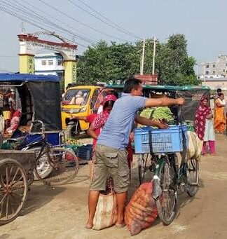 राजमार्ग विस्तारपछि साँघुरियो लालबन्दीको तरकारी बजार, दुर्घटनाको जोखिम उच्च बजारसम्बन्धी तस्बिर