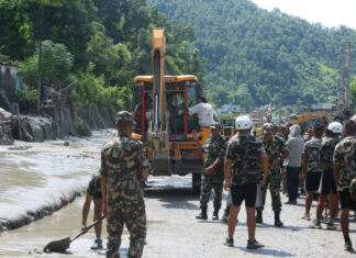 यूएई उद्धार टोलीले नेपालमा थप १० बेपत्ता व्यक्ति फेला पार्यो Security personnel and rescue workers clear flood debris during Bhotekoshi flood relief operations in Nepal