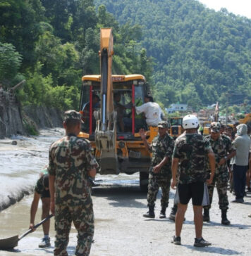 यूएई उद्धार टोलीले नेपालमा थप १० बेपत्ता व्यक्ति फेला पार्यो Security personnel and rescue workers clear flood debris during Bhotekoshi flood relief operations in Nepal