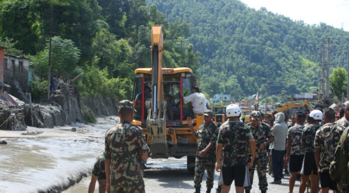 यूएई उद्धार टोलीले नेपालमा थप १० बेपत्ता व्यक्ति फेला पार्यो Security personnel and rescue workers clear flood debris during Bhotekoshi flood relief operations in Nepal