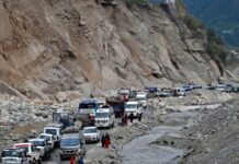 बाढी तथा पहिरोबाट प्रभावित बीपी राजमार्गमा सवारीसाधन