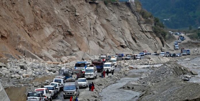 बाढी तथा पहिरोबाट प्रभावित बीपी राजमार्गमा सवारीसाधन