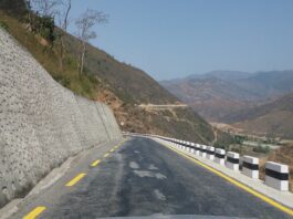 पहिरोले बीपी राजमार्ग पूर्णरुपमा अवरुद्ध, चारसयबेँसी र गिम्दीमा बिहानै सडक बन्द बीपी कोइराला राजमार्गको प्रतिनिधिमूलक तस्बिर