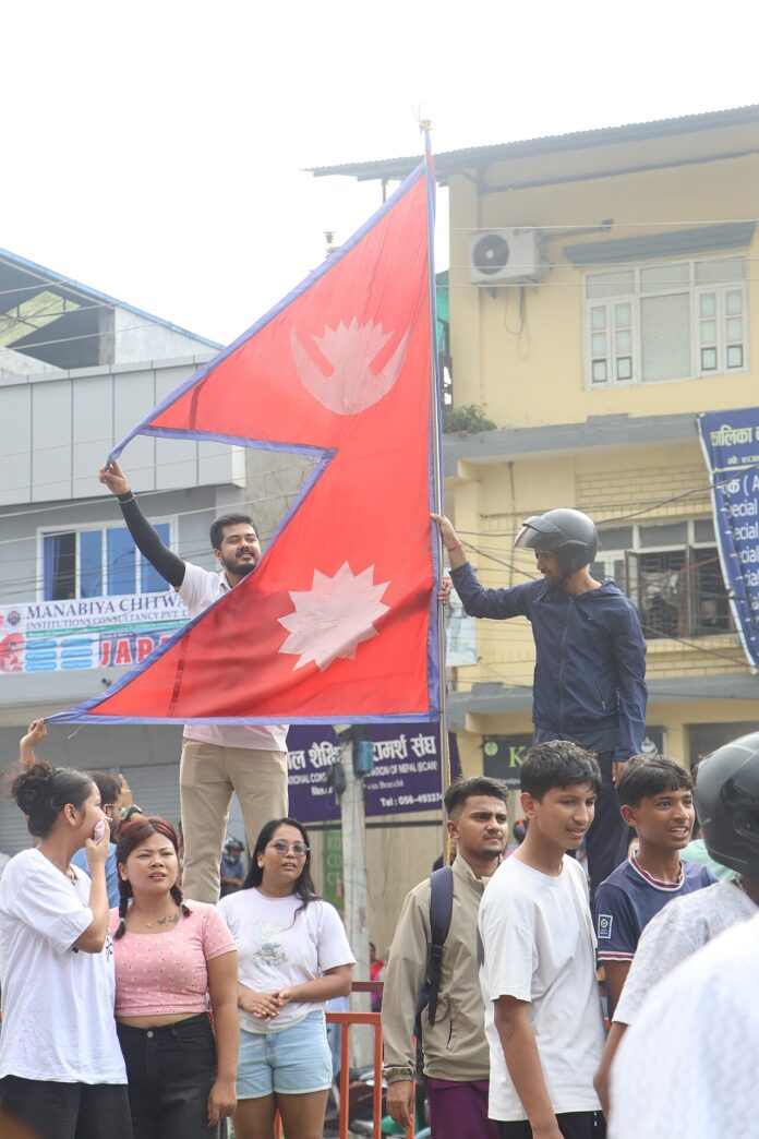 नेपालको जेनजी आन्दोलन, २०२५ २०२५ को जेनजी आन्दोलनका क्रममा नेपालको झण्डासहित सहभागीहरू