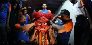 इन्द्रजात्राको तयारीमा मजिपा लाखेको मुखौटा लगाउने तयारी