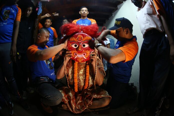 इन्द्रजात्रा तयारी – मजिपा लाखे इन्द्रजात्राको तयारीमा मजिपा लाखेको मुखौटा लगाउने तयारी