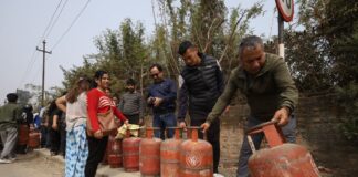 काठमाडौंमा एलपी ग्यास सिलिन्डरका लागि लाइनमा बसेका उपभोक्ता