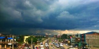 मनसुनका बेला काठमाडौंको सडक र आकाशमा देखिएको वर्षाको मौसम