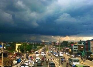 मनसुनका बेला काठमाडौंको सडक र आकाशमा देखिएको वर्षाको मौसम