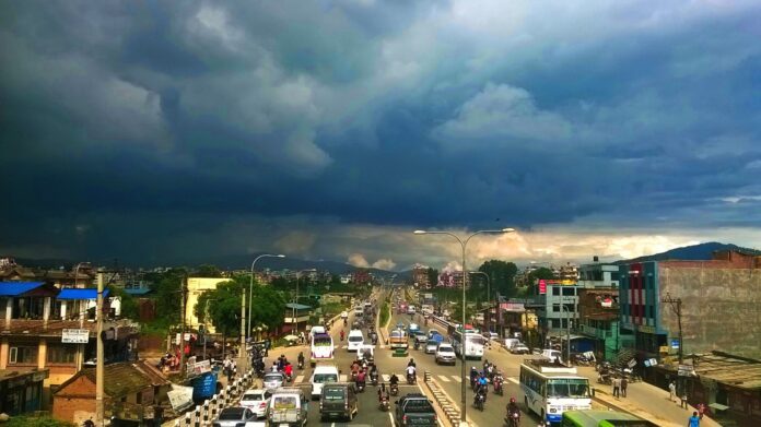 मनसुनका बेला काठमाडौंको सडक र आकाशमा देखिएको वर्षाको मौसम