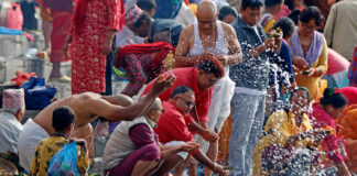 गोकर्णेश्वरमा कुशे औँसीका अवसरमा धार्मिक विधि गर्दै श्रद्धालु