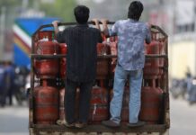 काठमाडौं उपत्यकामा एलपी ग्यासको मूल्य फेरि प्रतिसिलिन्डर २ हजार ६० रुपैयाँ काठमाडौंमा एलपी ग्यासका सिलिन्डर बोकेको सवारी