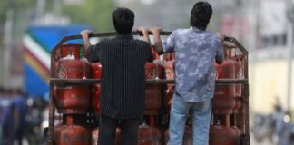 काठमाडौंमा एलपी ग्यासका सिलिन्डर बोकेको सवारी