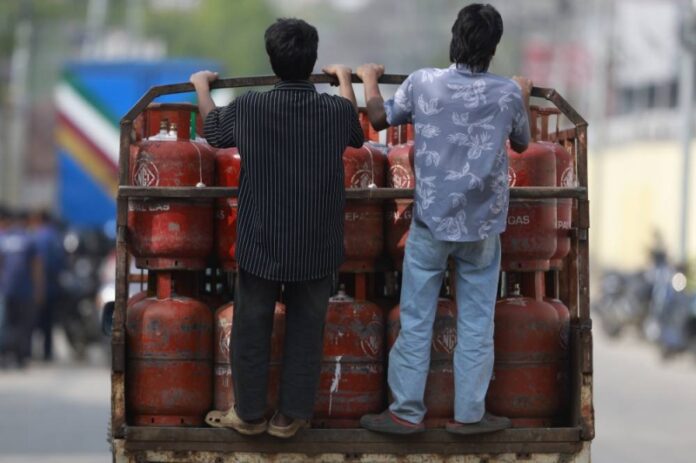 काठमाडौंमा एलपी ग्यासका सिलिन्डर काठमाडौंमा एलपी ग्यासका सिलिन्डर बोकेको सवारी