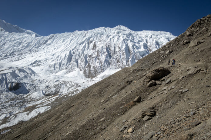 मनाङको तिलिचो तालतर्फ पदयात्रा गरिरहेका पर्यटक