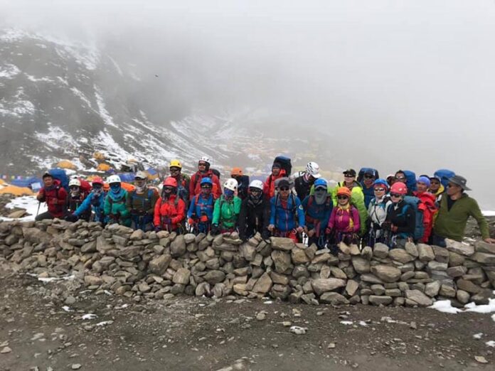मनास्लु हिमालमा आरोहणका लागि रहेका पर्वतारोहीहरू