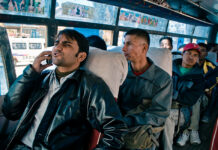 काठमाडौंको सार्वजनिक बसमा यात्रुहरू