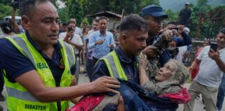 भोटेकोशी बाढीपछि नेपाल प्रहरीको उद्धार टोलीले प्रभावित व्यक्तिको उद्धार गर्दै