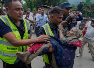 नेपाल बाढीपीडितको पहिचानमा सहयोग गर्न अमेरिकाले थप १ मिलियन डलर दिने भोटेकोशी बाढीपछि नेपाल प्रहरीको उद्धार टोलीले प्रभावित व्यक्तिको उद्धार गर्दै
