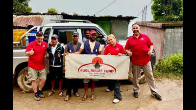 नेपाल बाढी राहतमा अमेरिकी सहयोगको प्रतिनिधिमूलक तस्बिर नेपालको बाढी प्रभावित क्षेत्रमा अमेरिकी स्वयंसेवकले राहतका लागि इन्धन वितरण गर्दै