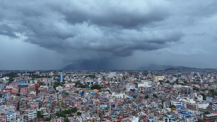 नेपालमा मनसुनी मौसम : काठमाडौं उपत्यकामा बादल मनसुनका बेला काठमाडौं उपत्यकामा बाक्लो बादल लागेको दृश्य