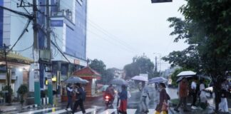 नेपालका विभिन्न क्षेत्रमा आज हल्कादेखि मध्यम वर्षाको सम्भावना काठमाडौंमा वर्षाका बेला सडकमा हिँडिरहेका मानिसहरू