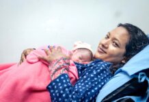 आमालाई ६ महिना र बुबालाई ४२ दिन तलबसहितको प्रसूति स्याहार बिदा प्रस्ताव नेपालमा नवजात शिशुलाई काखमा राखेकी आमा