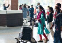 दसैंमा रेमिट्यान्स पठाउँदा शुल्कभन्दा पहिले यी ५ कुरा जाँच्नुहोस् मलेसियामा नेपाली श्रमिकको प्रतिनिधिमूलक तस्बिर