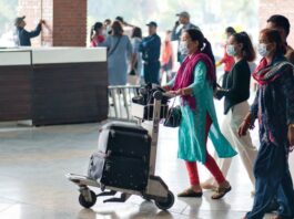 दसैंमा रेमिट्यान्स पठाउँदा शुल्कभन्दा पहिले यी ५ कुरा जाँच्नुहोस् मलेसियामा नेपाली श्रमिकको प्रतिनिधिमूलक तस्बिर