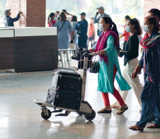 दसैंमा रेमिट्यान्स पठाउँदा शुल्कभन्दा पहिले यी ५ कुरा जाँच्नुहोस् मलेसियामा नेपाली श्रमिकको प्रतिनिधिमूलक तस्बिर