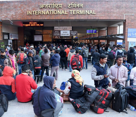 मलेसियालगायत वैदेशिक रोजगारीका लागि त्रिभुवन अन्तर्राष्ट्रिय विमानस्थलमा रहेका नेपाली कामदार