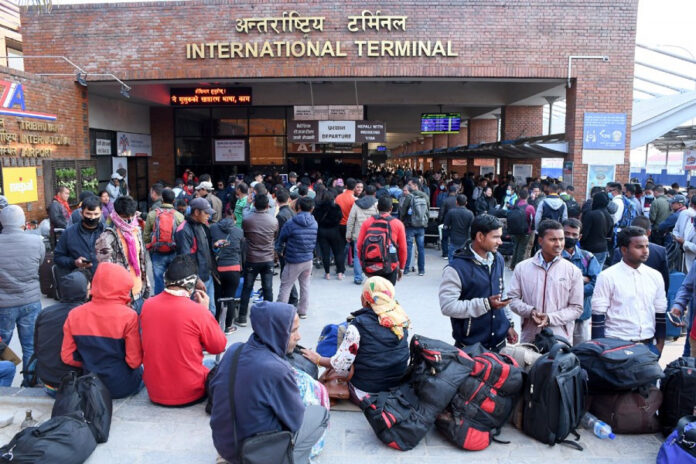 मलेसियालगायत वैदेशिक रोजगारीका लागि त्रिभुवन अन्तर्राष्ट्रिय विमानस्थलमा रहेका नेपाली कामदार