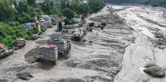 जलवायु परिवर्तनले रसुवाको हिमाली विपद्को जोखिम बढाएको वैज्ञानिक अध्ययन रसुवामा बाढीपछि माटो र मलबेले ढाकिएको बस्ती