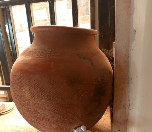 खानेपानी सुरक्षित रूपमा राखिएको भाँडोको प्रतिनिधि तस्बिर
