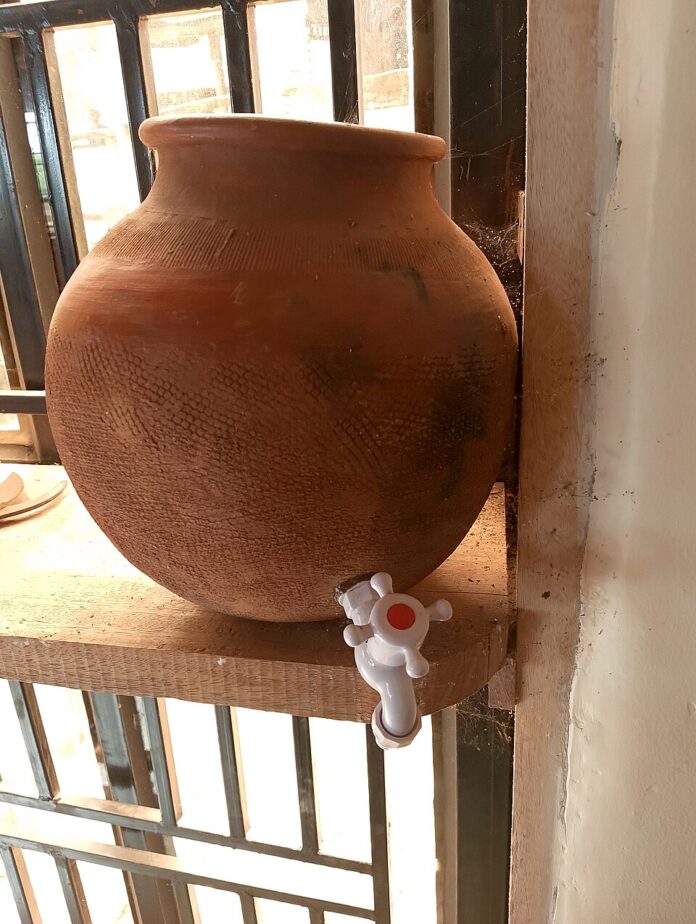 खानेपानी सुरक्षित रूपमा राखिएको भाँडोको प्रतिनिधि तस्बिर