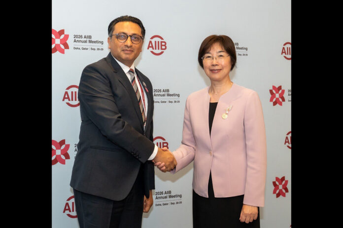 अर्थमन्त्री स्वर्णिम वाग्ले र AIIB अध्यक्ष जोउ जियायी, दोहा दोहामा AIIB अध्यक्ष जोउ जियायीसँग अर्थमन्त्री स्वर्णिम वाग्ले