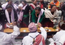 मुस्ताङको ठिनी गाउँमा फालो पर्वअन्तर्गत प्रकृति पूजामा सहभागी थकाली समुदाय