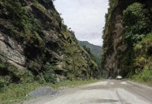 बाढीले क्षतिग्रस्त बेनी–जोमसोम–कोरला सडक मर्मत तीव्र बेनी–जोमसोम राजमार्गको पहाडी दृश्य