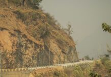 नेपालको पहाडी क्षेत्रमा घुमाउरो सडकको प्रतिनिधिमूलक तस्बिर; बेनी–जोमसोम–कोरला सडकको वास्तविक घटनास्थलको फोटो होइन