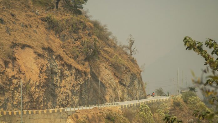 नेपालको पहाडी क्षेत्रमा घुमाउरो सडकको प्रतिनिधिमूलक तस्बिर; बेनी–जोमसोम–कोरला सडकको वास्तविक घटनास्थलको फोटो होइन