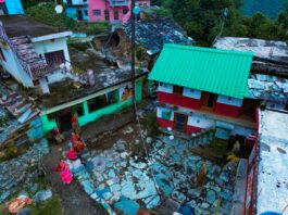 नेपाल रेडक्रसले बाढी प्रभावित परिवारका लागि पुनर्स्थापना कार्यक्रम अघि बढायो क्षतिग्रस्त घरको पुनर्निर्माणमा काम गरिरहेका मानिसहरू