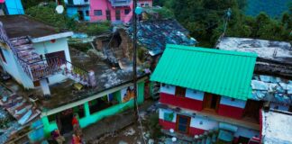 बाढीपीडितको पुनर्स्थापनाका लागि समयबद्ध योजना ल्याउन अधिकार समूहको आग्रह क्षतिग्रस्त घरको पुनर्निर्माणमा काम गरिरहेका मानिसहरू