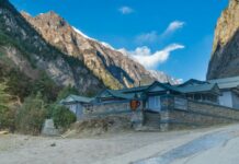 हिमाली उपत्यकामा रहेको सामान्य पदयात्री आवास र वरिपरिका हिमालको प्रतिनिधिमूलक दृश्य।