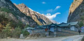 हिमाली उपत्यकामा रहेको सामान्य पदयात्री आवास र वरिपरिका हिमालको प्रतिनिधिमूलक दृश्य।