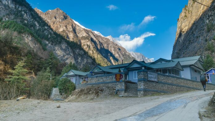 हिमाली उपत्यकामा रहेको सामान्य पदयात्री आवास र वरिपरिका हिमालको प्रतिनिधिमूलक दृश्य।