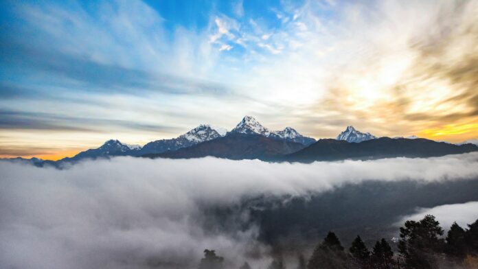 हिमाली क्षेत्रमा बादल लागेको पहाडको प्रतिनिधिमूलक तस्बिर