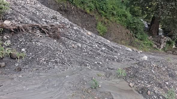 हुम्लाको कालिका सडकमा पहिरो हुम्लाको सडकमा पहिरोपछि अवरुद्ध भएको मार्ग