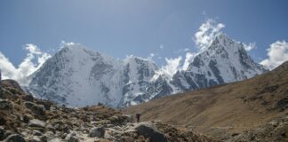 दसैं यात्राअघि तीन जिल्लाका सडक प्रभावित, गोरखा–धादिङ मार्ग पूर्ण अवरुद्ध पहाडी क्षेत्रमा ढुंगामाटो भएको सडकको प्रतिनिधिमूलक तस्बिर