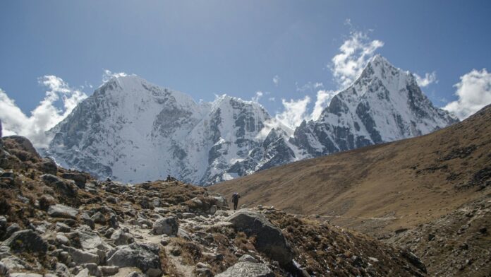 पहाडी क्षेत्रमा ढुंगामाटो भएको सडकको प्रतिनिधिमूलक तस्बिर
